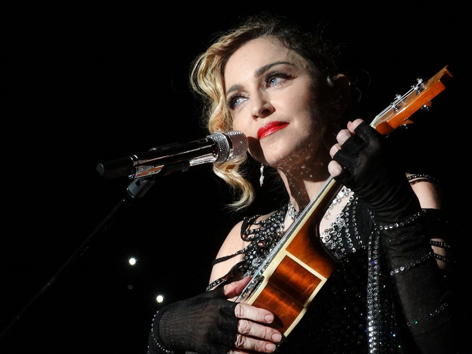 Madonna là một huyền thoại của làng nhạc Mỹ suốt nhiều thập kỷ. Ảnh nguồn: Mnet.