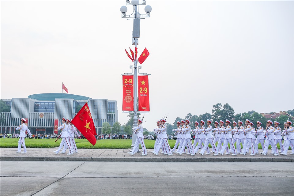 Đội tiêu binh diễu hành một vòng trước Lăng Chủ tịch Hồ Chí Minh trước khi kết thúc buổi lễ.