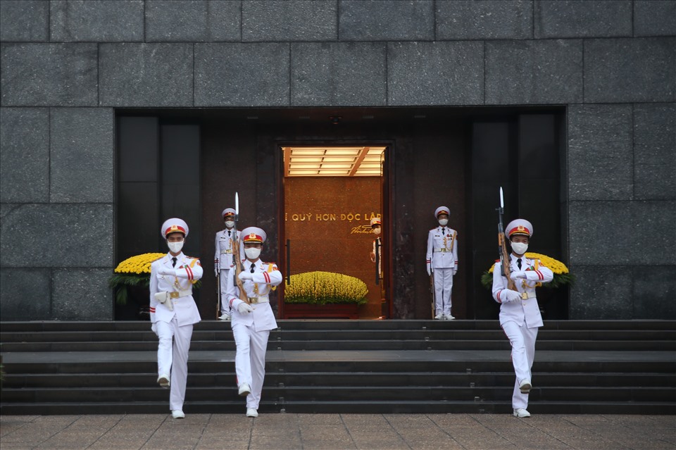 Vào lúc 5 giờ 50 phút, khi các chiến sĩ tiêu binh chuẩn thực hiện nghi lễ là lúc cửa Lăng Chủ tịch Hồ Chí Minh được mở ra. Bên trong nổi bật dòng chữ: Không có gì quý hơn độc lập, tự do.