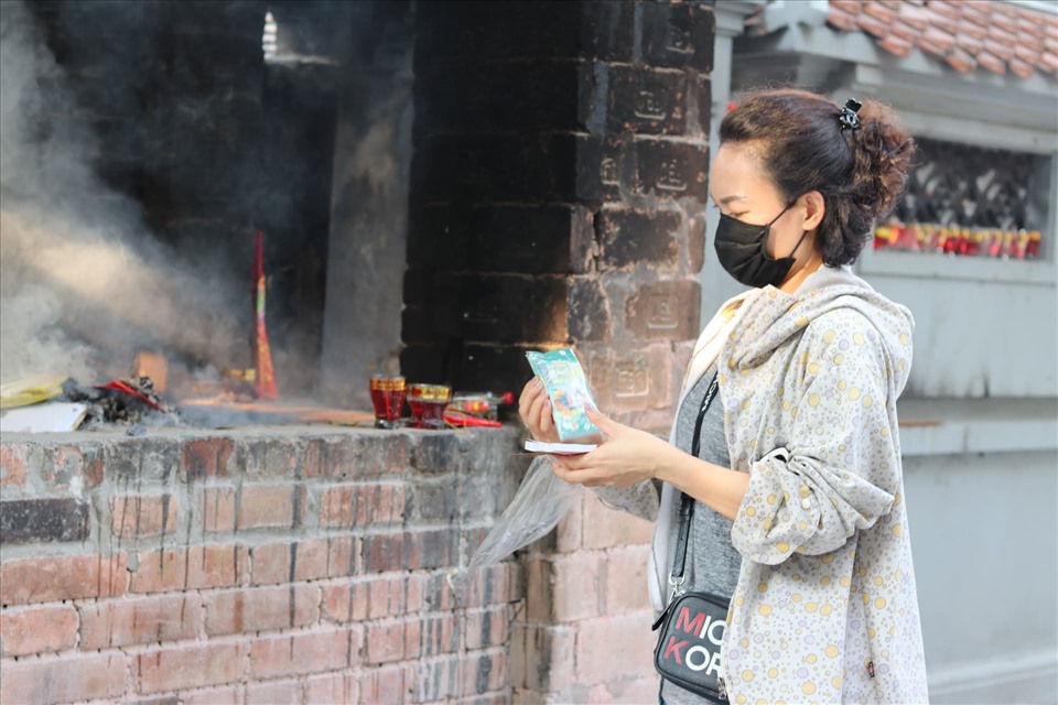 Một số người khi đi lễ chùa từ sáng sớm đã chủ động đeo khẩu trang, mang nước rửa tay sát khuẩn.