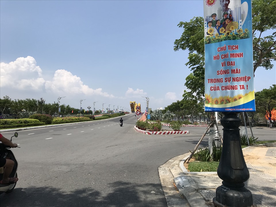 Người dân được khuyến cáo không ra khỏi nhà khi không có việc cần thiết khiến những con đường, khu phố ở Đà Nẵng vắng bóng người trong ngày trọng đại của đất nước. Ảnh: Mai Hương