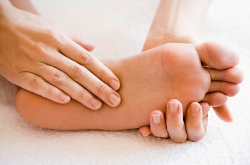 Mẹ bầu hãy dành thời gian massage bắp chân và bàn chân để hạn chế bị chuột rút. Ảnh nguồn: AFP.