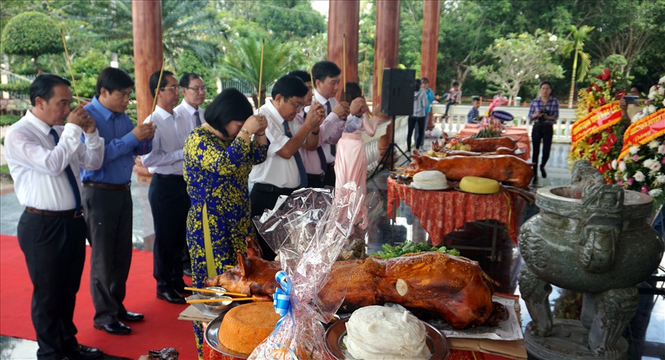 Lãnh đạo tỉnh Bạc Liêu cùng hại huyện Vĩnh Lợi, Hòa Bình thấp hương Bác Hồ (ảnh Nhật Hồ)