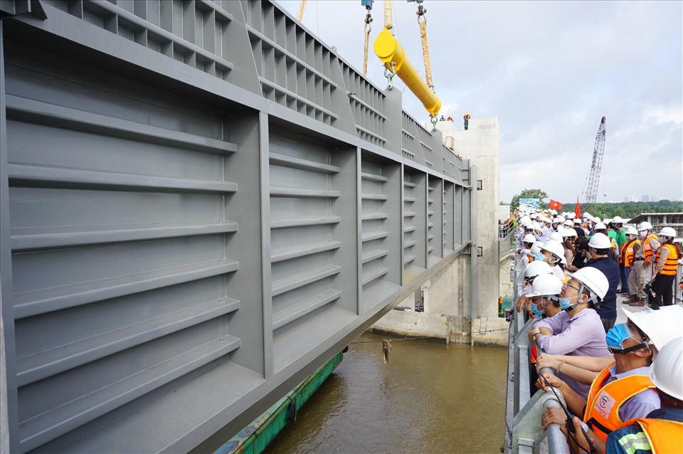 Cửa van ngăn triều nặng 230 tấn được lắp đặt tại cống Cây Khô - một trong sáu cống ngăn triều của dự án.  Ảnh: Minh Quân
