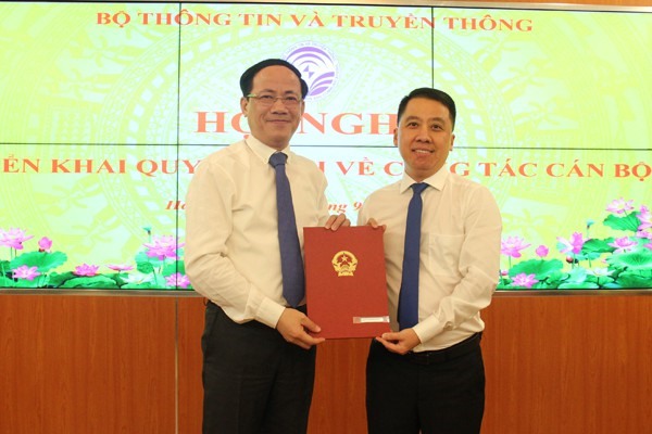 Ông Lã Hoàng Trung (phải) nhận quyết định giữ chức Giám đốc Sở TT&TT Hậu Giang. Ảnh: Bộ TT&TT.