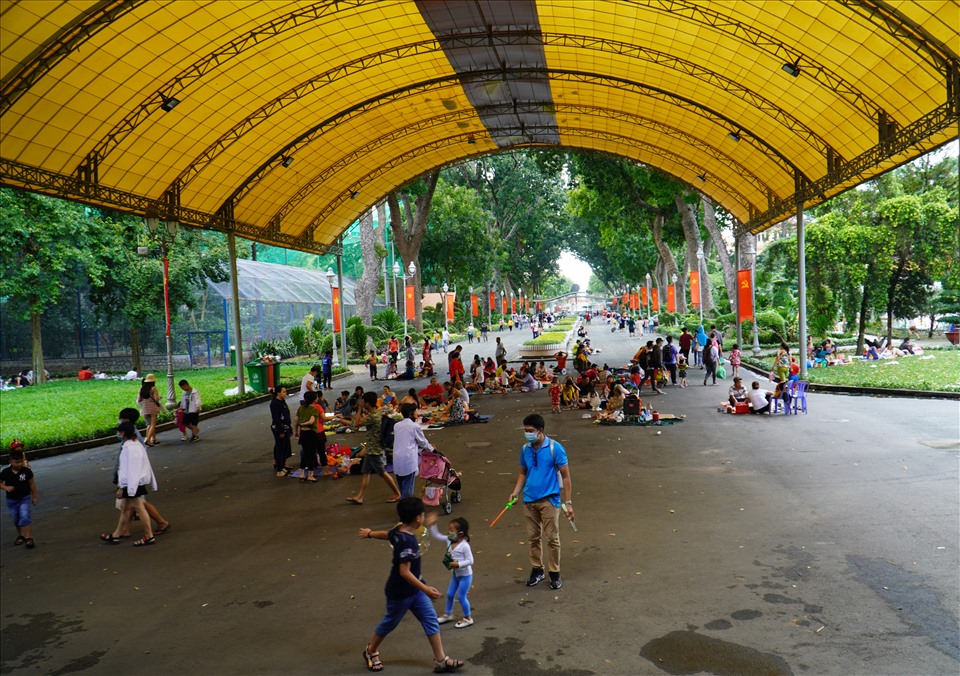 Ghi nhận chiều ngày 2.9, tại Thảo Cầm Viên Sài Gòn rất đông người dân đến đây để vui chơi, tham quan. Đa số khách ghé thăm đều là người dân đến từ các quân, huyện lân cận trong thành phố.