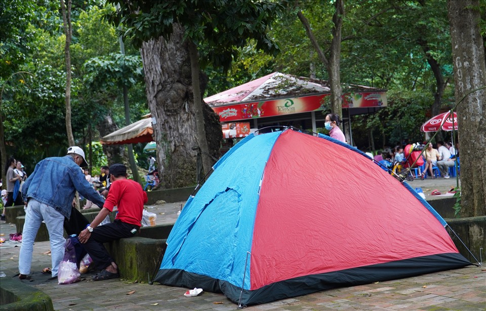Một số khách đem theo cả lều đến cắm trại trong Thảo Cầm Viên cùng gia đình.