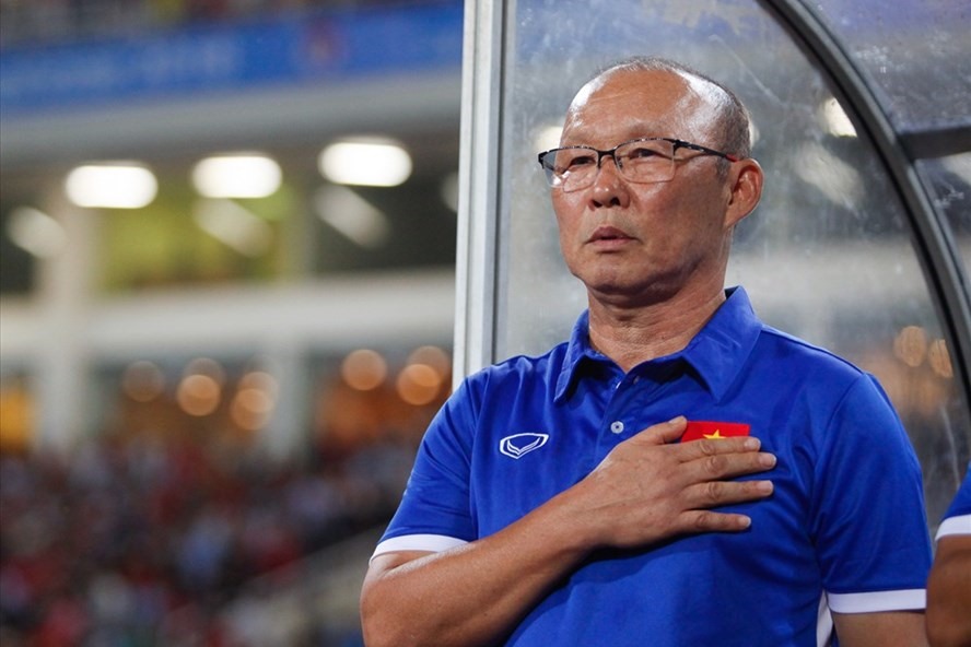 Huấn luyện viên Park Hang-seo luôn đặt tay lên ngực trái mỗi lần quốc ca Việt Nam vang lên. Ảnh: Đ.H