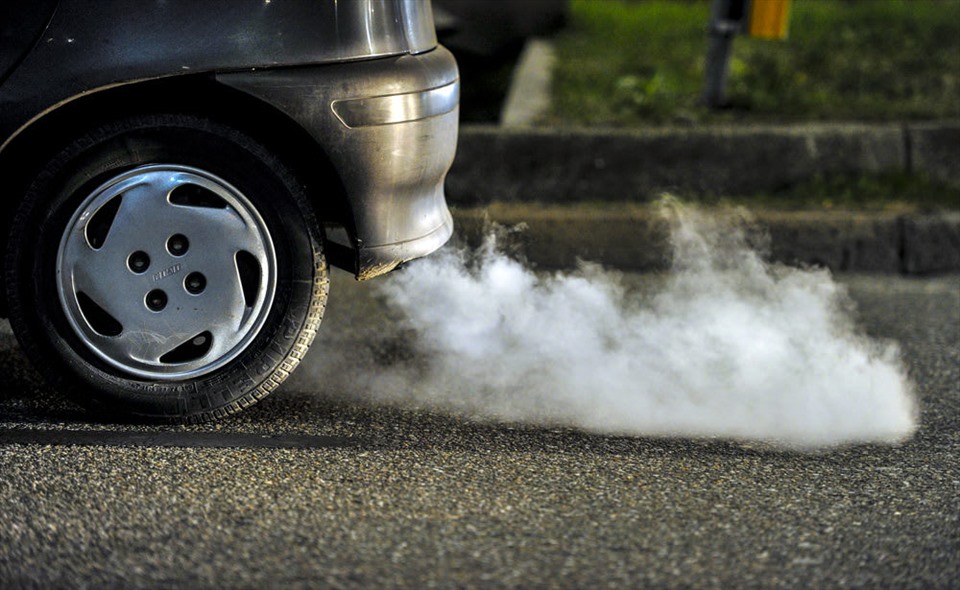 Bắt bệnh” xe ôtô qua màu khói trắng từ ống xả