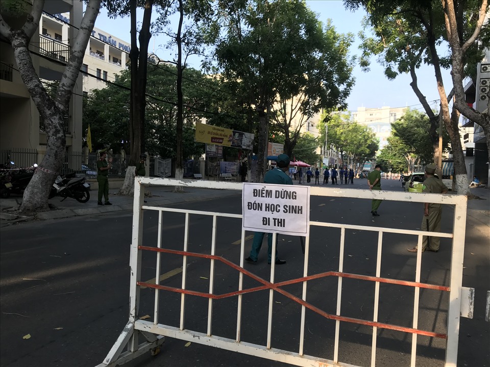 Tại điểm thi trường Trần Phú, hàng rào barrie được bố trí hai đầu, chỉ thí sinh dự thi mới được vào trong. Ảnh: Mai Hương