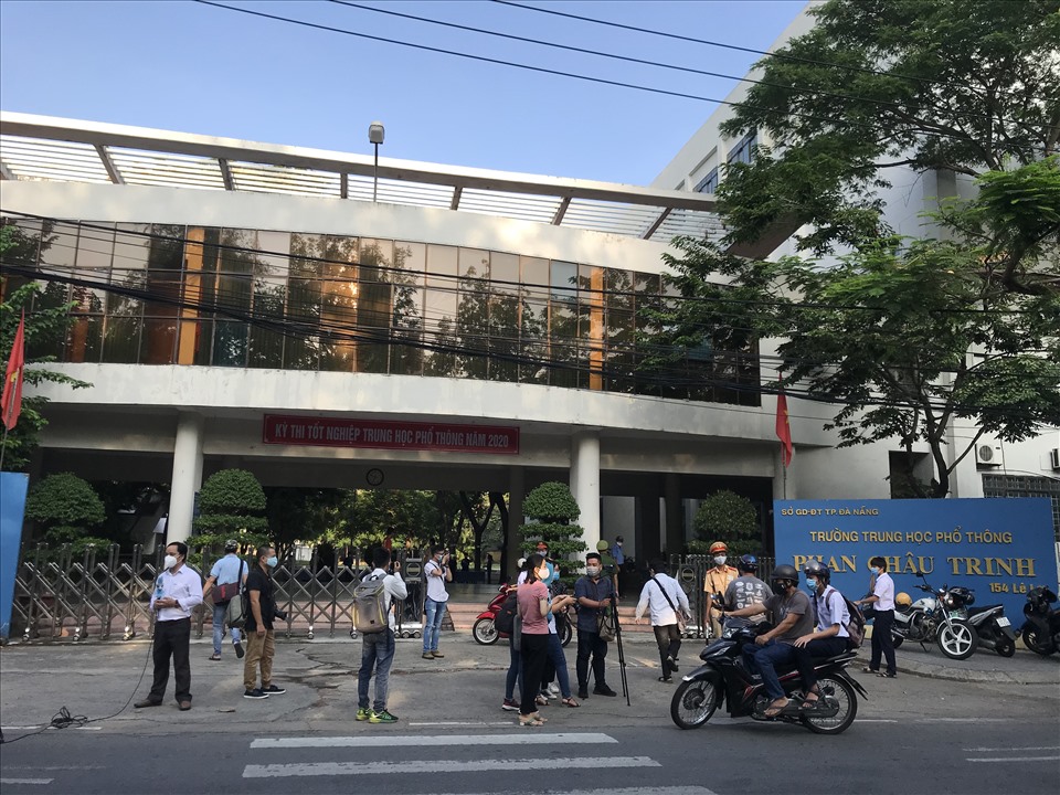 Tại điểm thi trường THPT Phan Châu Trinh, vào lúc 6h30, nhiều thí sinh đã có mặt từ sớm để làm thủ tục thi. Ảnh: Mai Hương