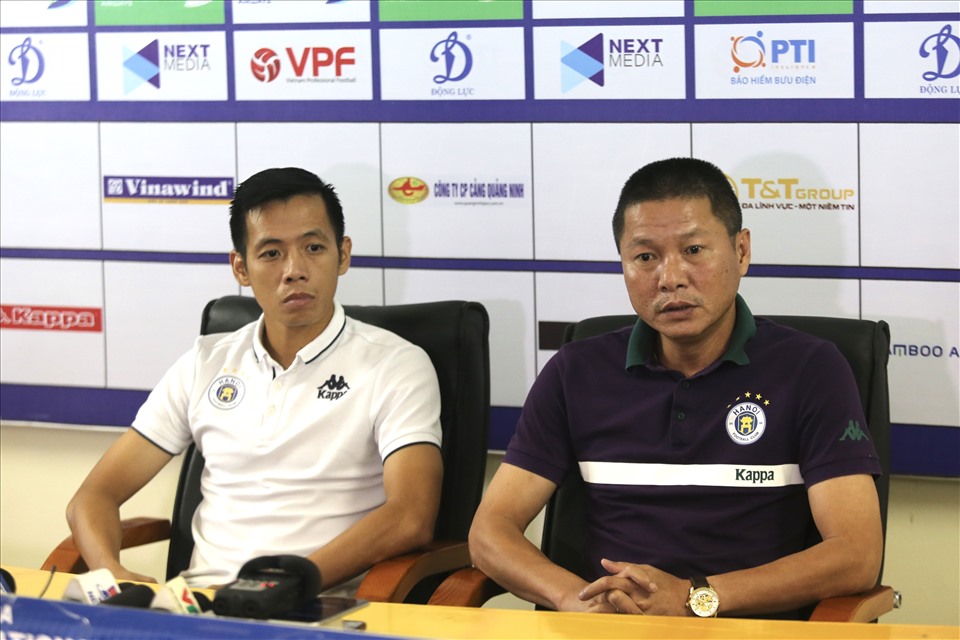 HLV Chu Đình Nghiêm và đội trưởng Văn Quyết trong buổi họp báo trước chung kết Cúp Quốc gia. Ảnh: H.Đ