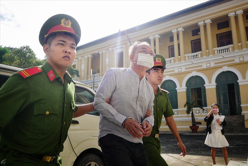Bị cáo Nguyễn Thành Tài được áp giải đến phiên tòa sáng 20.9. Ảnh: Anh Tú