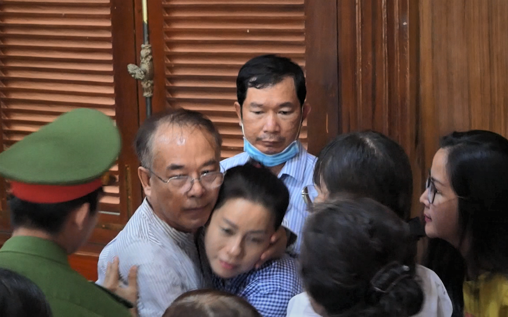 Bị cáo Nguyễn Thành Tài và người thân sau khi nghe tuyên án.