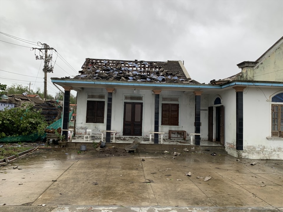 Hàng ngàn nhà dân ở Thừa Thiên Huế bị tốc mái do bão số 5. Ảnh: ST.