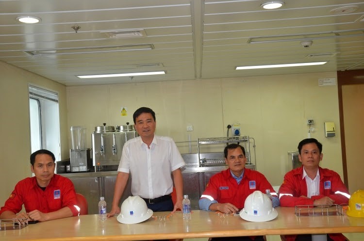 Đồng chí Vũ Anh Tuấn  phát biểu tại buổi gặp mặt người lao động trên giàn PV Drilling V. Ảnh: Hồng Thắm