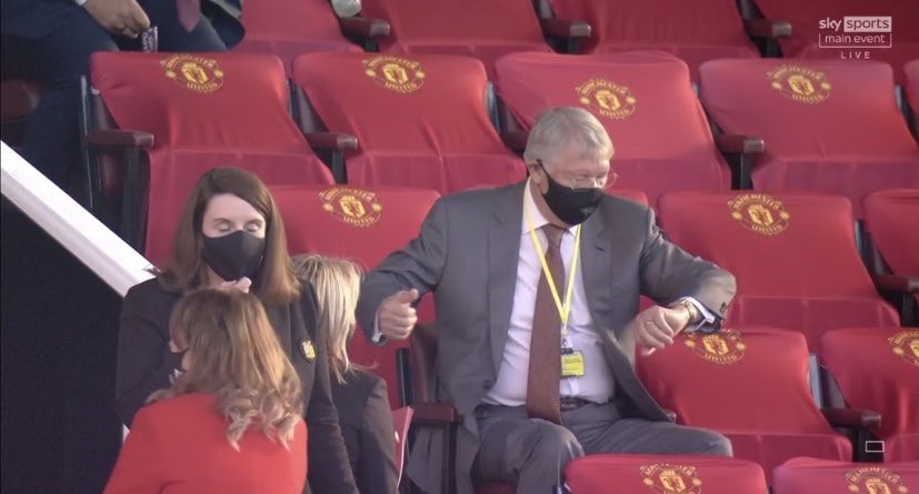 Sir Alex Ferguson ngồi ngán ngẩm và xem đồng hồ liên tục trên khán đài. Ảnh: Sky Sports.