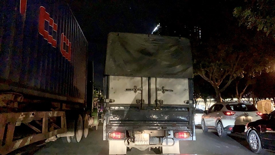 Trên các tuyến đường vành đai xung quanh thành phố Hồ Chí Minh, xe ôtô con thường xuyên phải chạy cùng làn xe container, xe tải lớn. Ảnh: Khánh Linh.