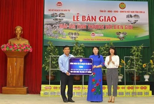 Bộ trưởng Nguyễn Chí Dũng trao tặng biển hỗ trợ 100 căn nhà cho huyện Sốp Cộp. Ảnh: CĐ Bộ kế hoạch và Đầu tư
