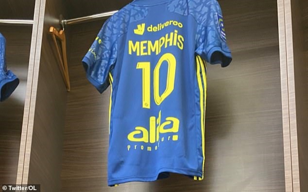 Memphis Depay nhận áo số 10 tại Lyon nên gần như chắc chắn không tới Barca nữa. Ảnh: Twitter