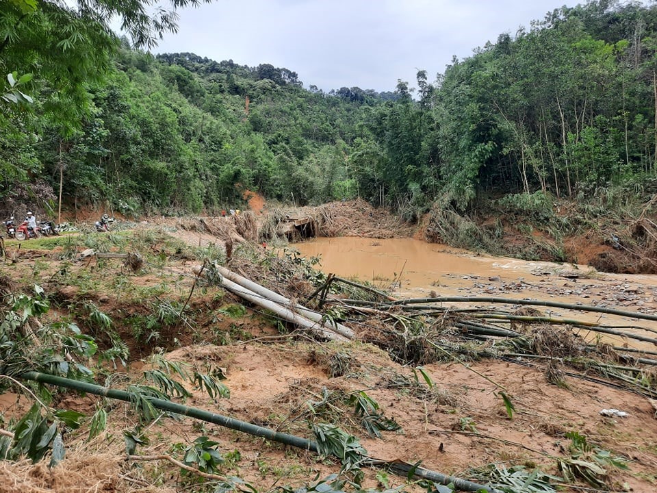 Tại dòng sông ở huyện Đông Giang nước đã rút nhưng đã gây sạt lở bờ sông nghiêm trọng.