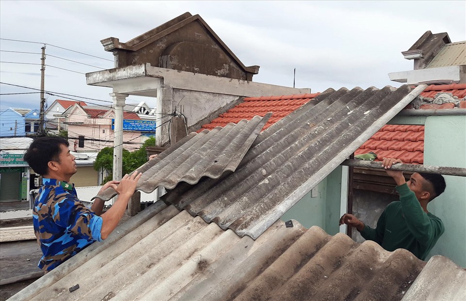 Đồn Biên phòng Vinh Xuân giúp các hộ gia đình bị sập, tốc mái sửa nhà cửa.