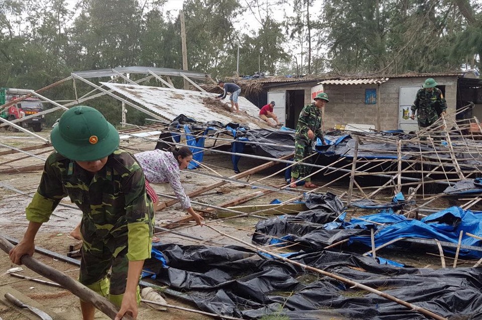 Đồn Biên phòng Vinh Xuân giúp các hộ gia đình bị sập, tốc mái sửa nhà cửa.
