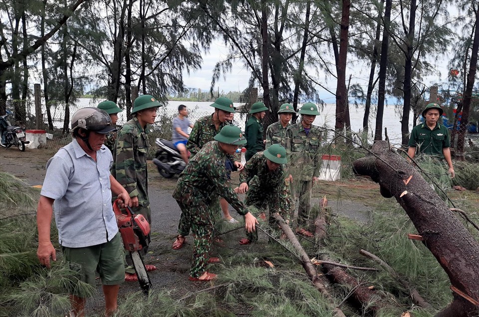 Đồn biên phòng cửa khẩu Cảng Thuận An cùng các lực lượng thu dọn cây bị đỗ, gãy để nối lại giao thông.