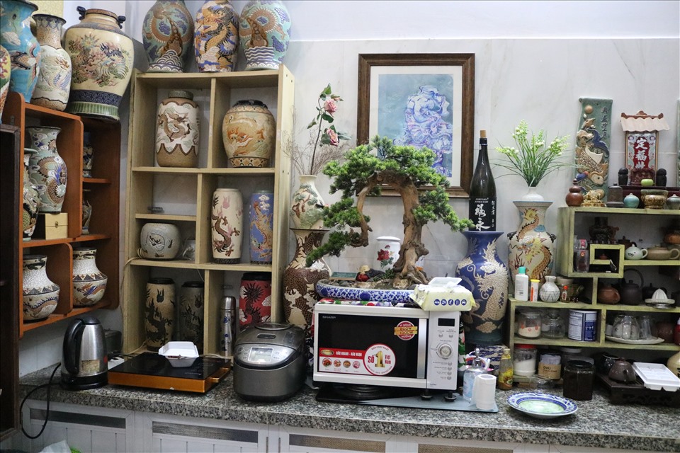 Không gian nhà bếp cũng được bài trí đầy đồ cổ và đậm nét nghệ thuật.