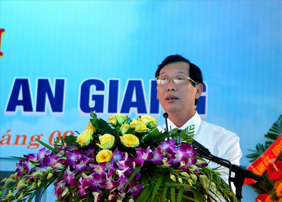 Phó Chủ tịch UBND tỉnh An Giang Lê Văn Phước phát biểu tại buổi lễ. Ảnh: Lục Tùng