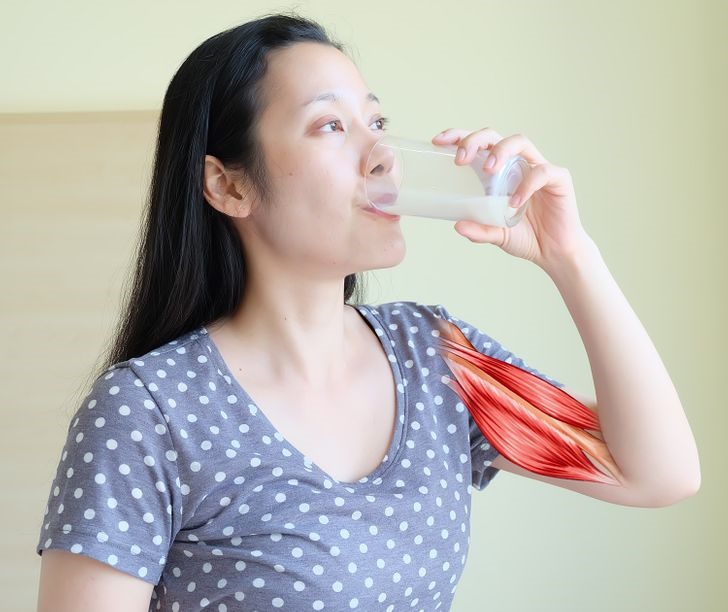 Lợi ích 5: Sữa có thể làm tăng cơ nạc Sữa có chứa các protein gọi là casein và whey. Một số nghiên cứu đã chỉ ra rằng tiêu thụ casein và whey protein vào buổi tối có thể làm tăng cơ bắp.