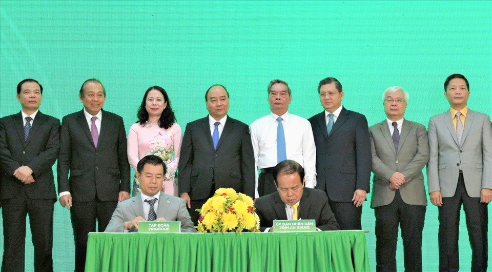 Bí thư Tỉnh ủy An Giang cùng lãnh đạo Đảng, Nhà nước tại sự kiện ký hợp tác tại Hội nghị Xúc tiến đầu tư. Ảnh: Lục Tùng