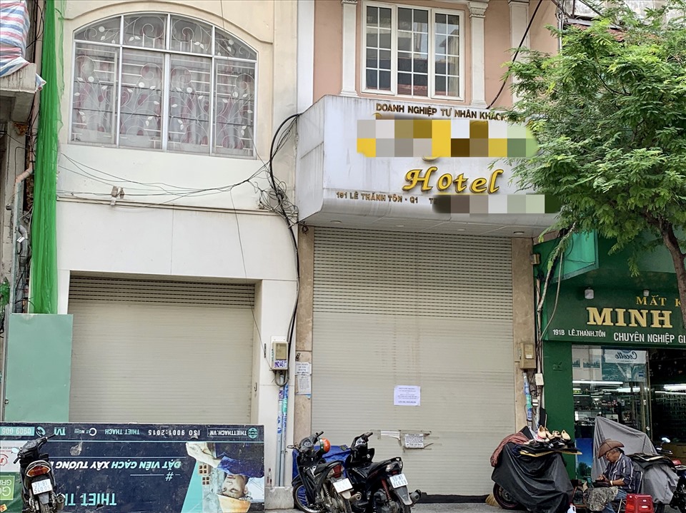 Một khách sạn trên đường Lê Thánh Tôn, Quận 1, TPHCM đóng cửa trả mặt bằng. Ảnh: Ngọc Lê