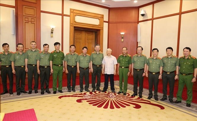 Tổng Bí thư, Chủ tịch nước Nguyễn Phú Trọng với các đồng chí Thường vụ Đảng ủy Công an Trung ương tại buổi làm việc.