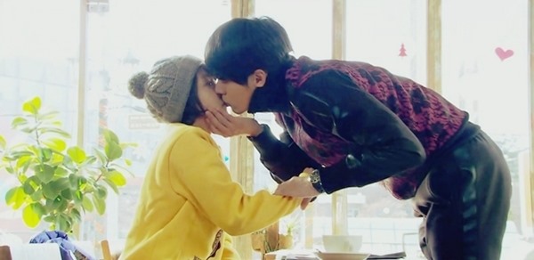 Nụ hôn bọt kem gây ấn tượng màn ảnh của nam tài tử và Ha Ji Won (Ảnh: Cắt từ phim).