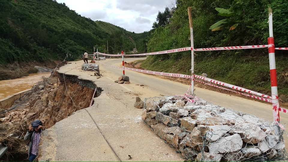 Từ đường Hồ Chí Minh đến trung tâm huyện và các xã vùng cao bị sạt lở nhiều cây số.