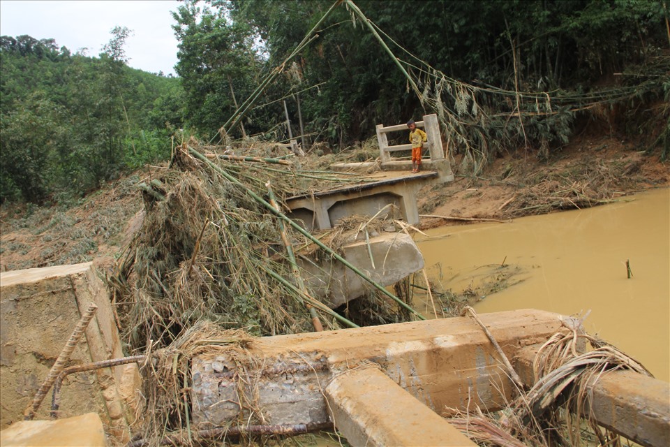 Theo thống kê của huyện Tây Giang, có 87 cống vùi lấp hư hỏng, 8 cống sạt lở, 1 cầu bản cuốn trôi hoàn toàn và nhiều mố cầu cốt thép bị sạt lở.