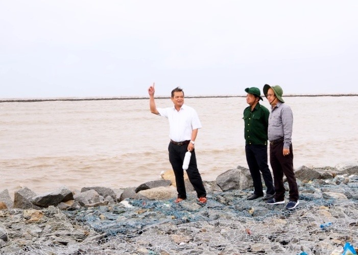 Lãnh đạo Sở Nông nghiệp Phát triển Nông thôn tỉnh Cà Mau kiểm tra sạt lở đê biển Tây (ảnh Nhậ Hồ)