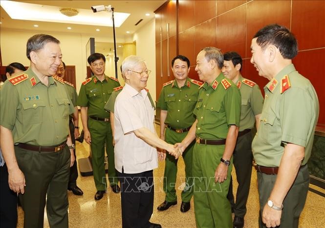 Tổng Bí thư, Chủ tịch Nước Nguyễn Phú Trọng với các đồng chí Thường vụ Đảng ủy Công an Trung ương tại buổi làm việc.