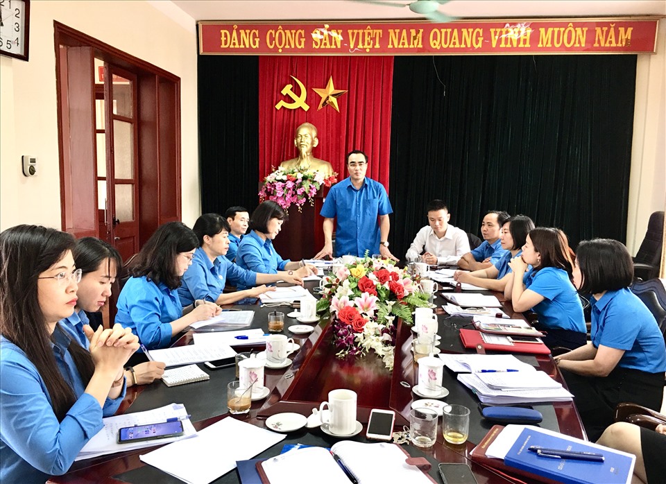 Đồng chí Nguyễn Hữu Long - Chủ tịch LĐLĐ tỉnh Lào Cai phát biểu tại buổi làm việc với đoàn giám sát Tổng LĐLĐ Việt Nam. Ảnh: Sền Thu
