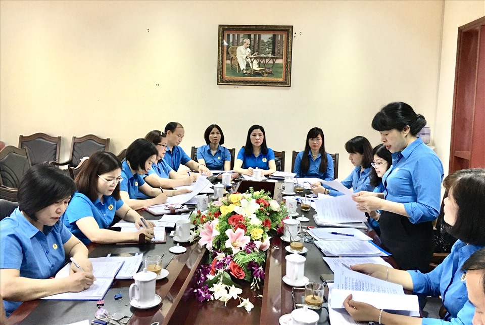 Đồng chí Trịnh Thanh Hằng - Ủy viên Đoàn Chủ tịch, Trưởng Ban nữ công Tổng Liên đoàn phát biểu chỉ đạo buổi làm việc