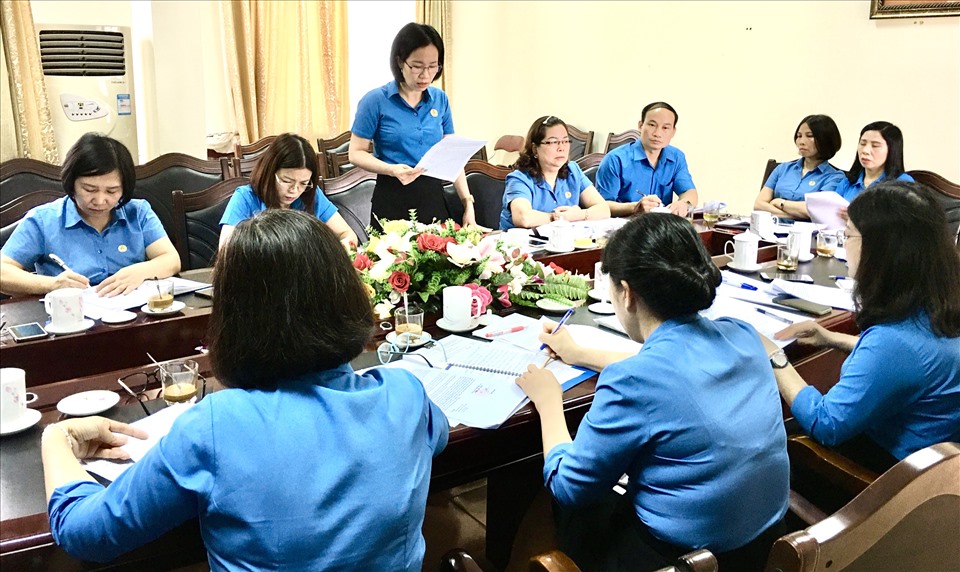 Đồng chí Đồng Thị Hồng - Trưởng Ban Tuyên giáo và Nữ công LĐLĐ tỉnh báo cáo hoạt động công tác nữ công của các cấp công đoàn tỉnh Lào Cai