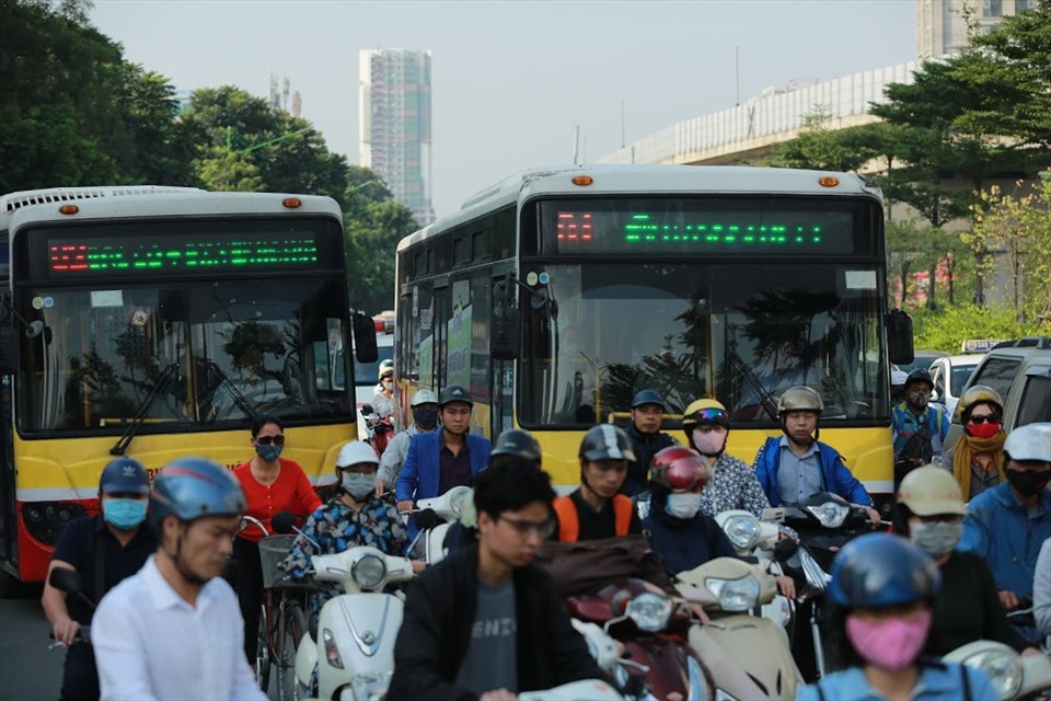 Hà Nội đang nỗ lực đổi mới, nâng cao chất lượng xe buýt để phát triển giao thông công cộng. Ảnh: Hải Nguyễn