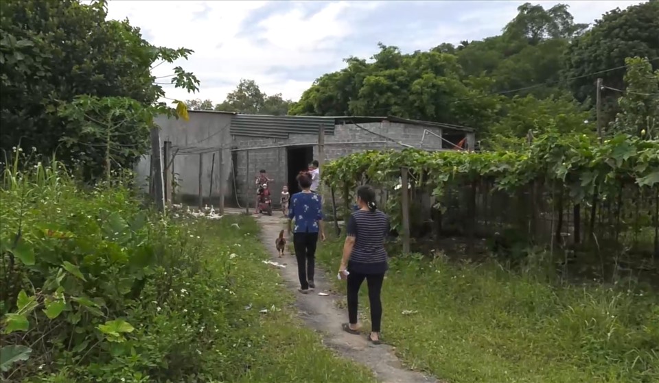 Do không có điều kiện kinh tế, nhiều người dân thông Giang Đông buộc phải ở lại trong những căn nhà sập sệ và nguy hiểm.