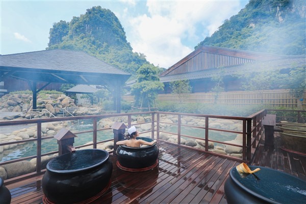 Suối khoáng nóng đầu tiên tại Việt Nam - Yoko Onsen Quang Hanh là điểm nhấn mới của du lịch tỉnh Quảng Ninh. Ảnh: Trang.