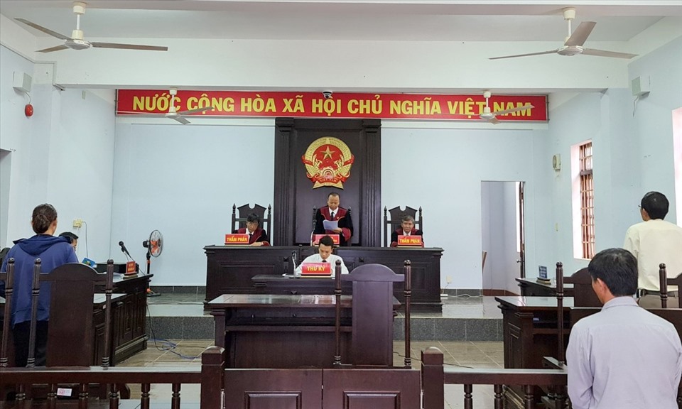 TAND tỉnh Đắk Nông yêu cầu Chủ tịch UBND xã Trường Xuân phải trả lại bức tượng đá cho người dân. ẢNH: BẢO LÂM