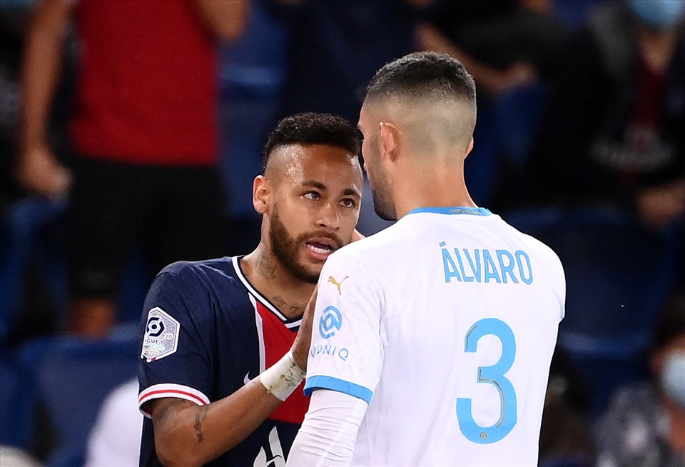 Neymar đã nhận án treo giò 2 trận, Alvaro sẽ bị nặng hơn nếu phân biệt chủng tộc với đối thủ. Ảnh: Getty Images