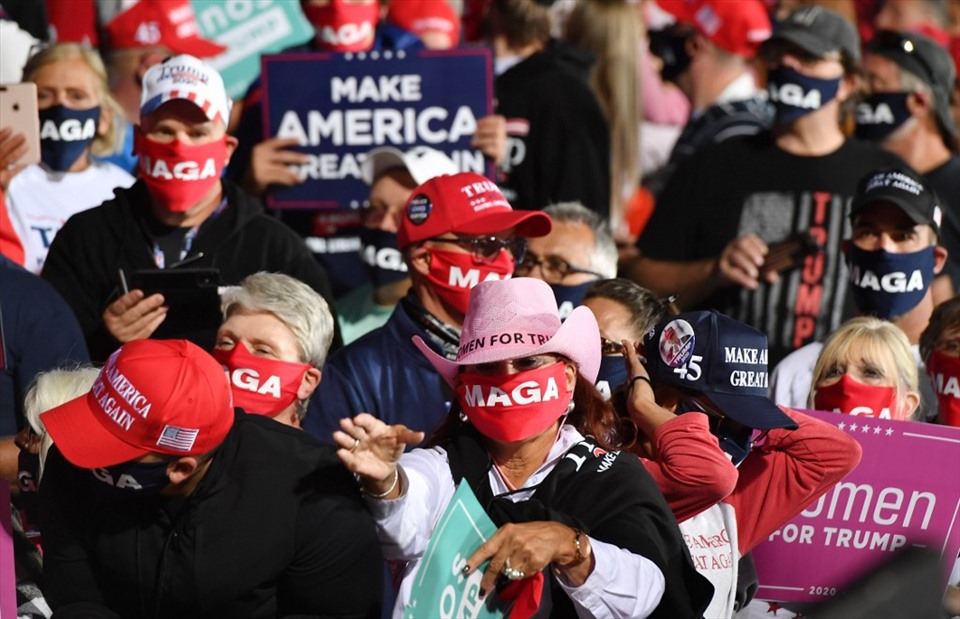 Những người ủng hộ Tổng thống Mỹ Donald Trump tham dự một cuộc mít tinh tại sân bay Toledo Express ở Swanton, Ohio vào ngày 21.9.2020. Ảnh: AFP