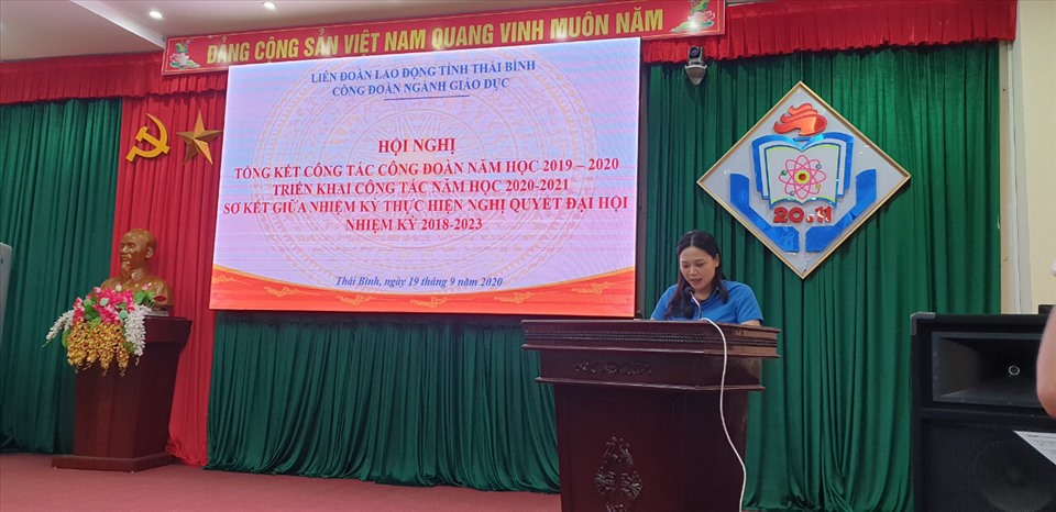 Đồng chí Phạm Thị Như Phong - Phó Chủ tịch LĐLĐ tỉnh phát biểu tại hội nghị. Ảnh: B.Mạnh