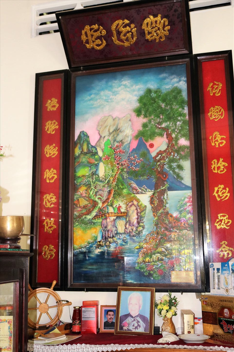 Liễng thờ được ông Tai tạo hình nghệ thuật từ tranh gói vải.